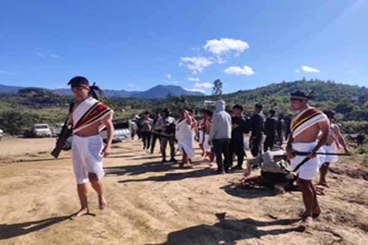 मणिपुर के चुराचांदपुर में आदिवासियों के 87 शव सामूहिक रूप से दफनाए गए मणिपुर के चुराचांदपुर में आदिवासियों के 87 शव सामूहिक रूप से दफनाए गए